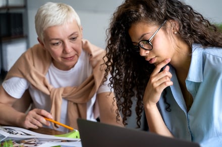 medium-shot-women-working-together
