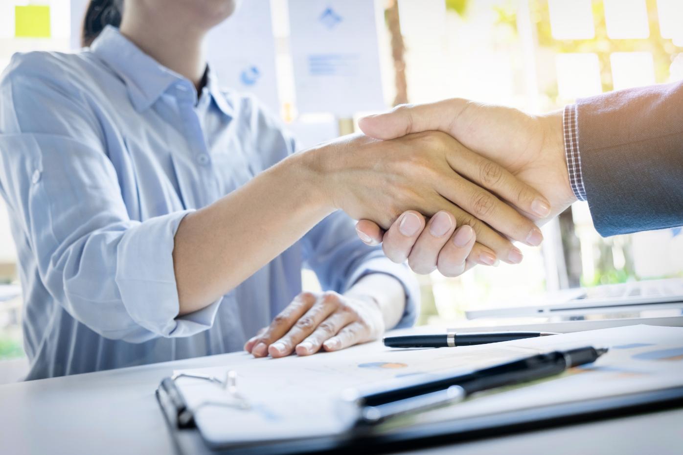 businessmen-shaking-hands-during-meeting